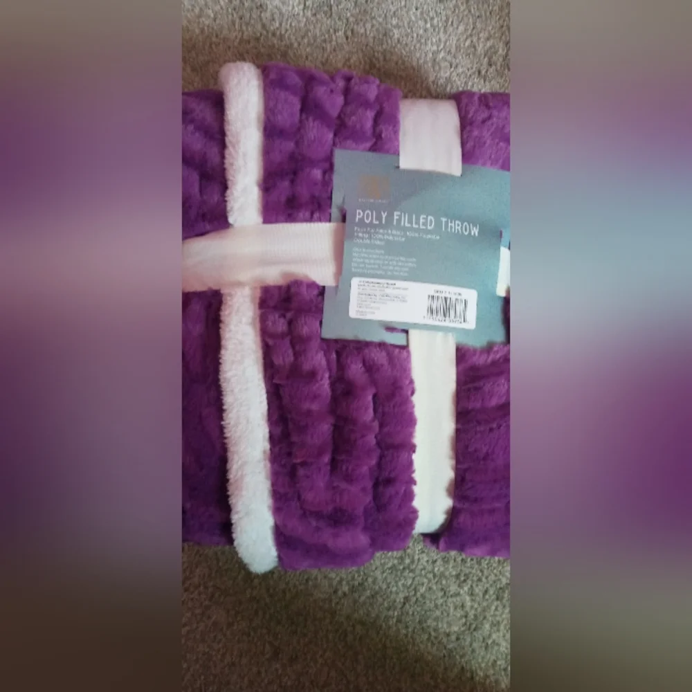 Plush Poly-Filled throw in Purple - Unbranded